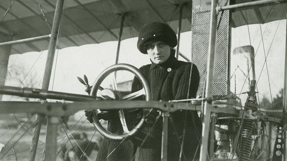 Elise Deroche ist die erste Frau die vom Aéroclub de France eine Fluglizenz erhält