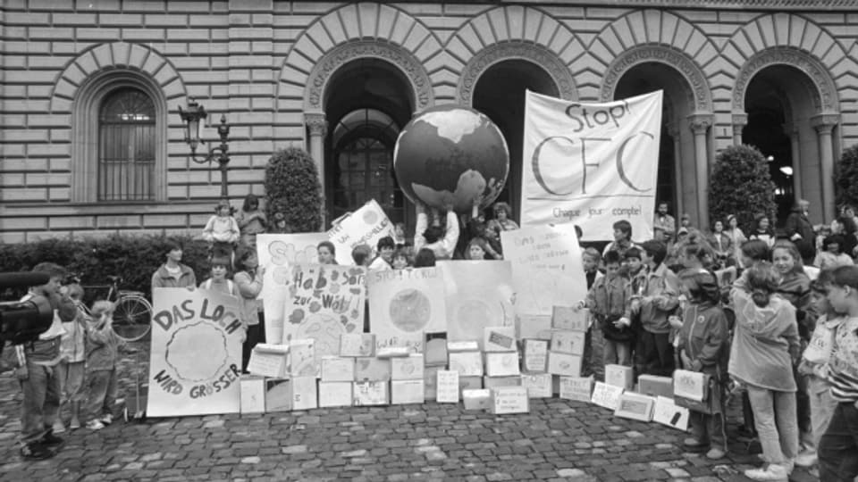 Protestierende fordern 1990 in Bern ein FCKW-Verbot.