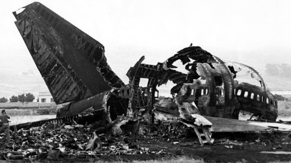 Überreste eines KLM-Jumbojets nach einer Kollision mit einem PanAm-Jumbojet.