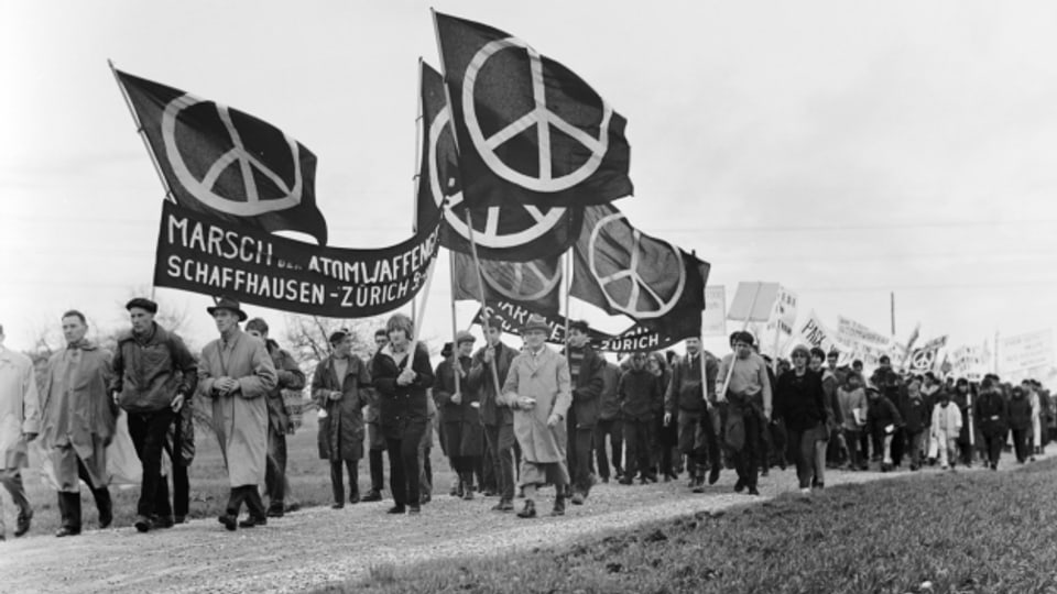 Das Peace-Zeichen am Ostermarsch 1966 von Andelfingen nach Zürich