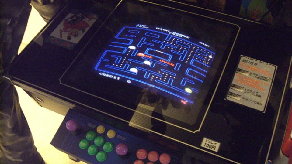 Ein "Pac-Man" Spielautomat im sogenannten "Cocktail" Stil