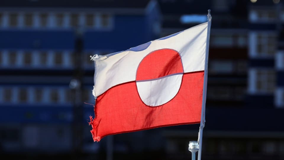 Eine grönländische Fahne weht im Wind: Seit dem 1. Mai 1979 darf sich die Insel weitgehend selbst verwalten.
