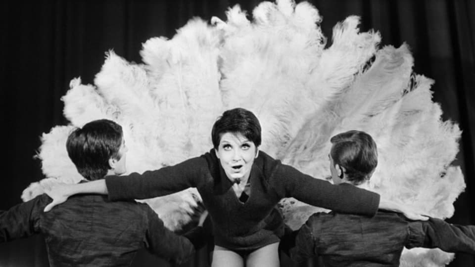 Zizi Jeanmaire 1962 in ihrem «Truc en plumes» bei einem Auftritt in Genf.