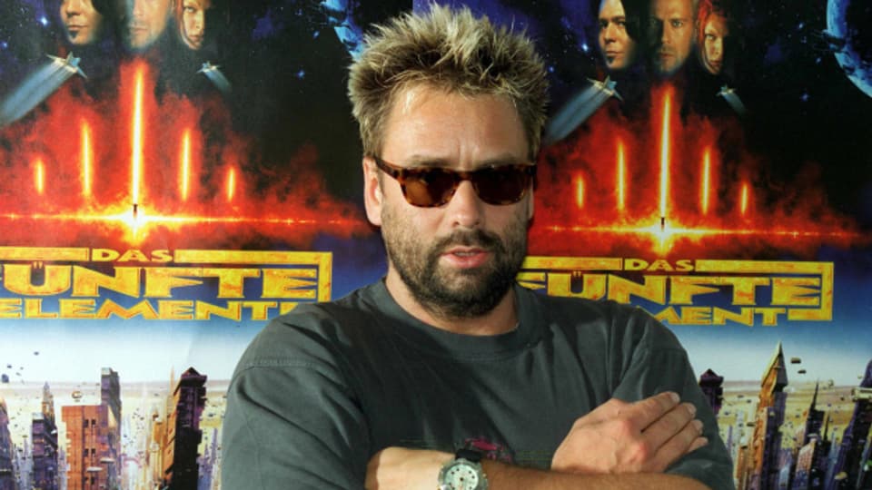 Regisseur Luc Besson posiert 1997 vor Plakaten zum Film «The Fifth Element»