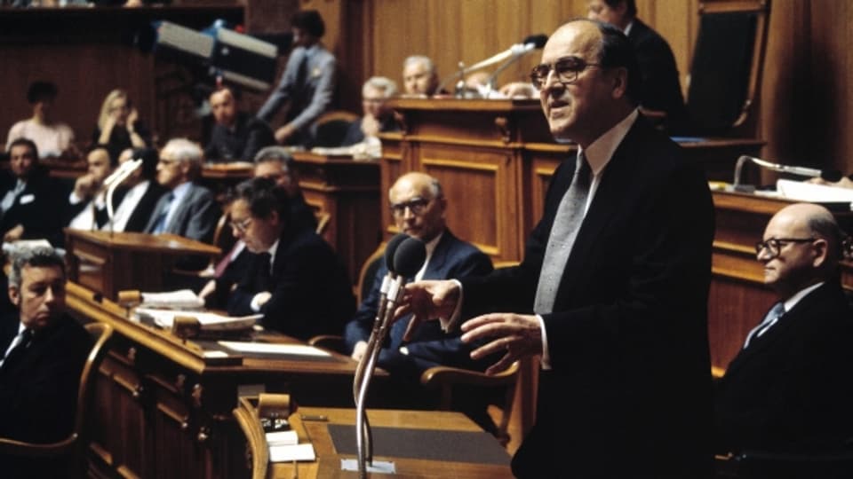 Kurt Furgler bei seiner Abschiedsrede im Bundeshaus am 31. Dezember 1986.