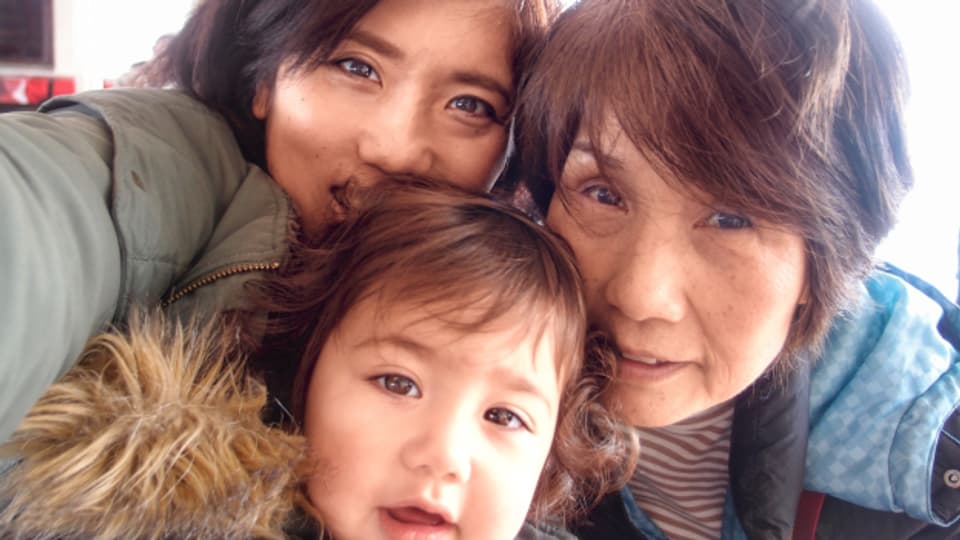 Drei Generationen: Kaoru Uda mit ihrer Mutter und ihrer Tochter.