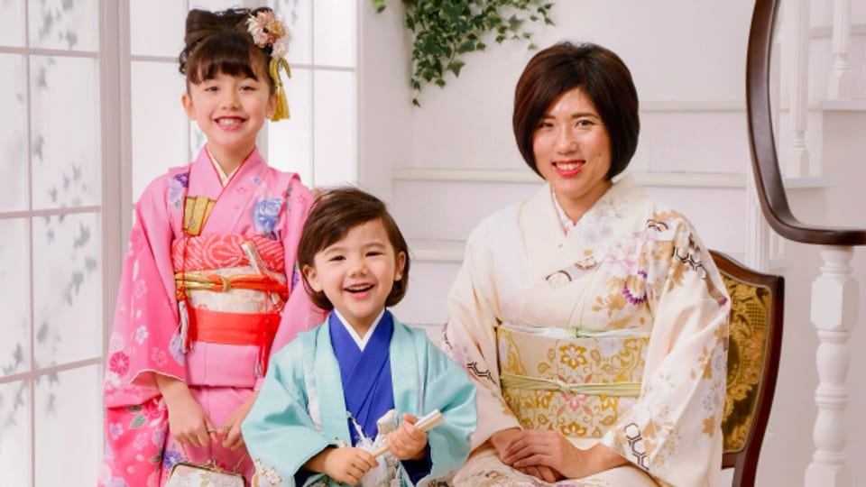 In Japan haben es Frauen nicht leicht, Familie und Beruf unter einen Hut zu bringen. Die traditionelle Rollenverteilung lähmt die Gleichberechtigung.