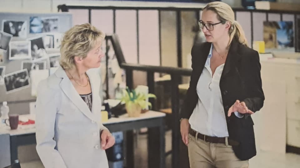 Die Chefredaktorin des Bündner Tagblatts, Larissa Bieler, im Gespräch mit der damaligen Bundesrätin Eveline Widmer-Schlumpf.