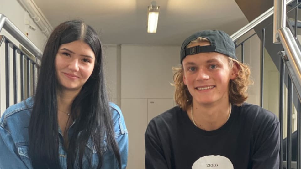 Florence Lehmann und Ruben Schär sind Lernende an der Berufsfachschule des Detailhandels in Bern.