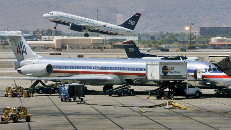 Ein Jet der US-Airways beim Take Off und eine Maschine der American Airlines bei den Startvorbereitungen auf dem Sky Harbor International Airport in Phoenix am 23. Juni 2008