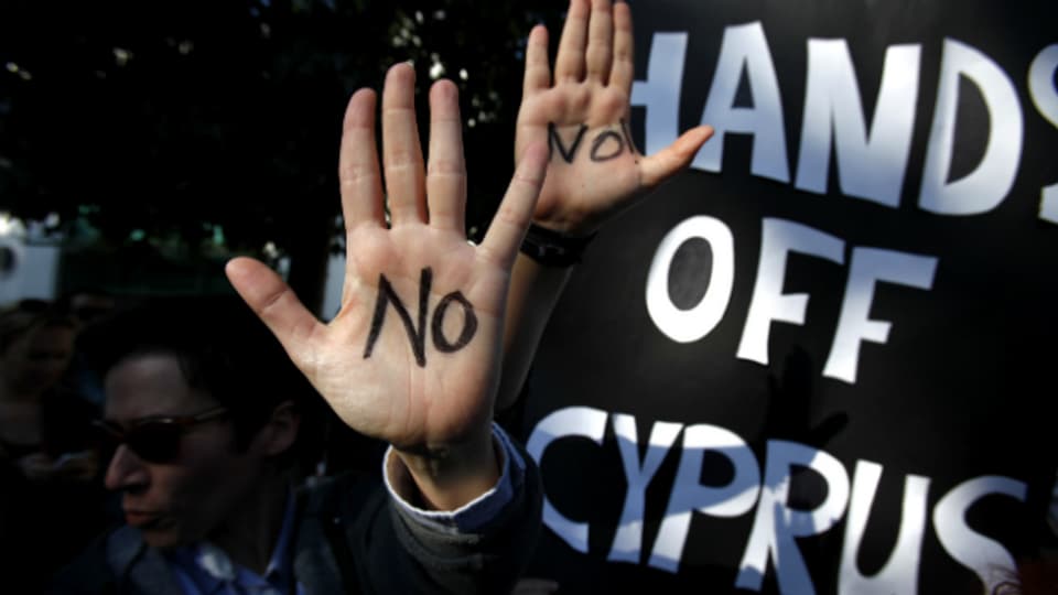 Protest gegen geplante Steuer auf Bankkundengelder: Demonstranten in Nikosia.