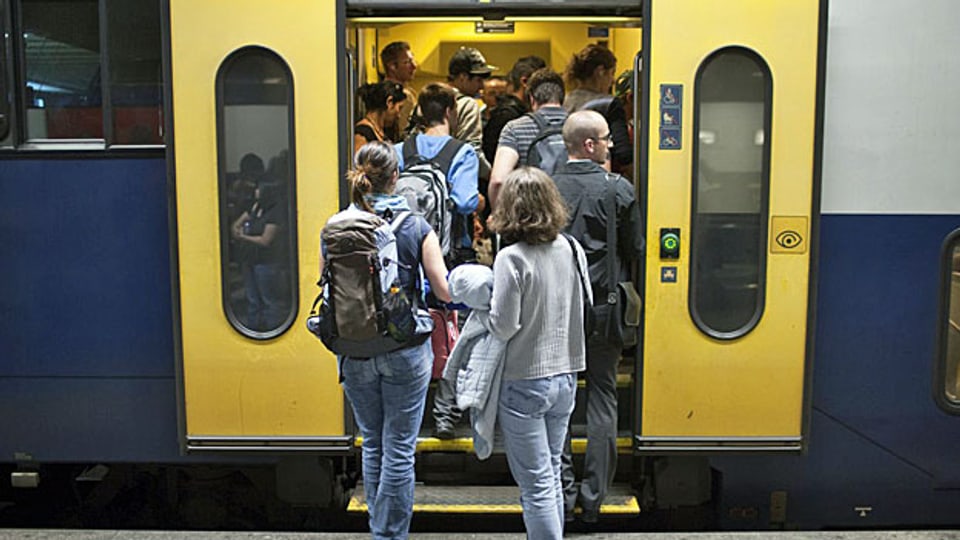 Für den Weg zur Arbeit nehmen immer noch viele den Zug, für Freizeitfahrten wird vermehrt das Auto bevorzugt.