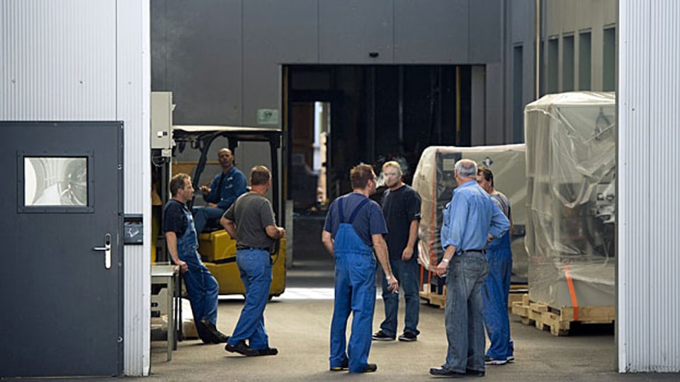 Arbeiter der Tornos-Maschinenfabrik in Moutier im September 2012. Tornos hatte 225 Stellen gestrichen; das Geld für einen Sozialplan fehlte.