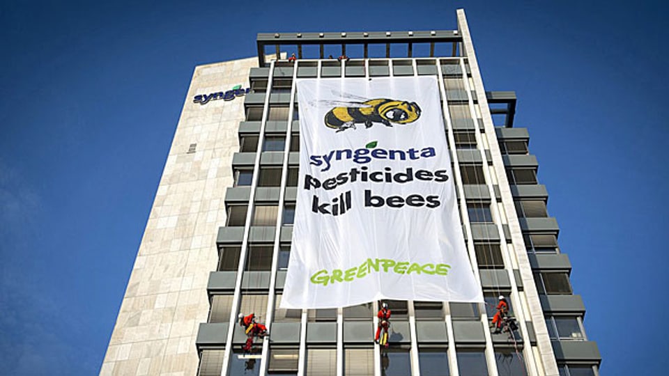 Bereits am 17. April manifestierten Greenpeace-AktivistInnen ihren Protest an einem Gebäude des Agrarkonzerns Syngenta.