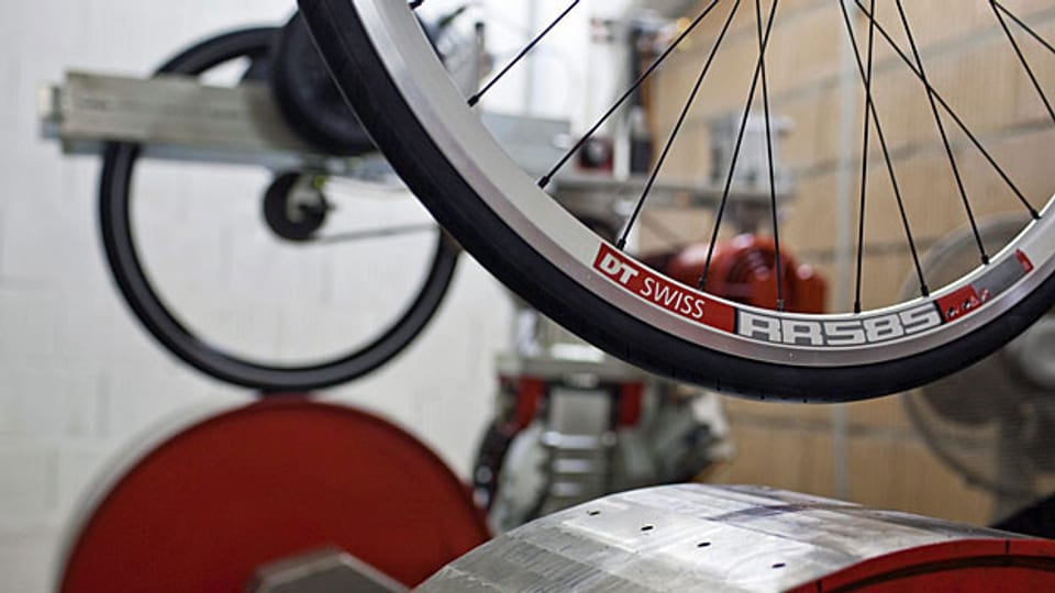 Ein Rad auf dem Prüfstand beim Fahrradkomponentenhersteller DT Swiss AG in Biel.