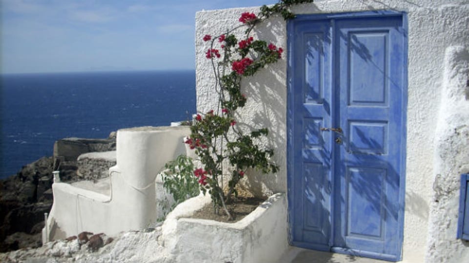 Griechenland (Bild: Insel Santorini) lockt wieder als Tourismusdestination.