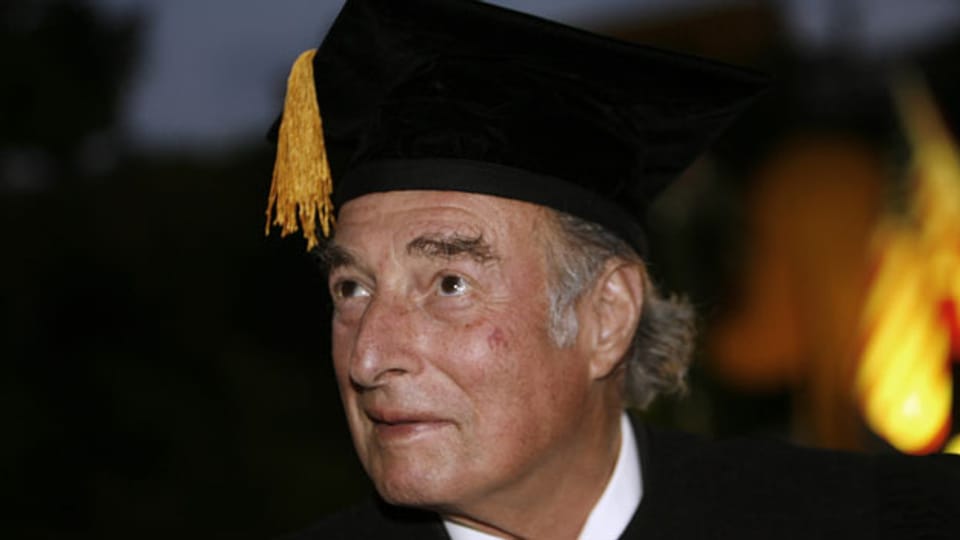 Der Schweizer Milliardär Marc Rich erhält die Auszeichnung der Ehrendoktorwürde von der Bar-Ilan-Universität in Tel Aviv 15. Mai 2007. Archiv.