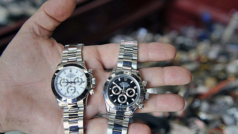 Zwei Rolex-Uhren. Welche ist echt? Links eine Original Rolex, rechts eine gelungene Kopie.