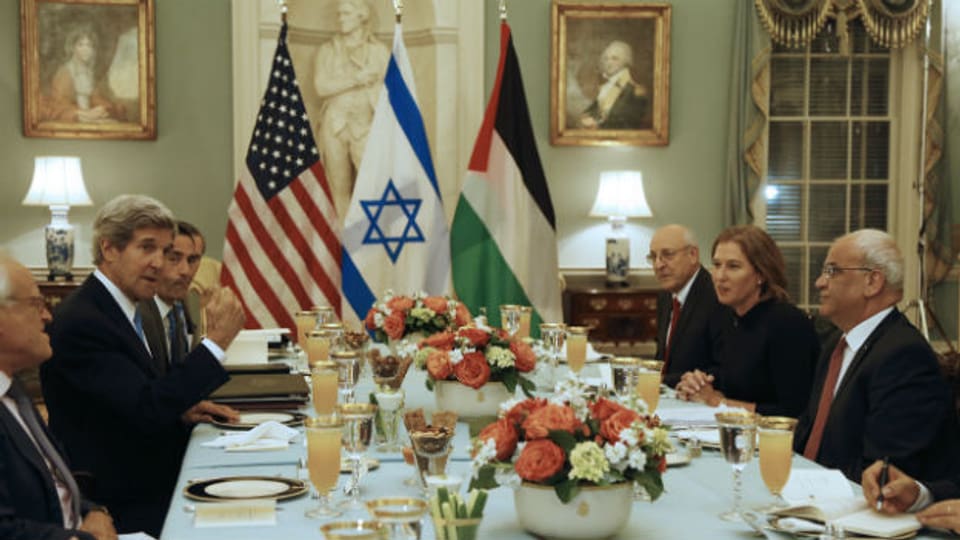 US-Aussenminister John Kerry mit Vertretern der Israelis und Palästinenser an einem Tisch.