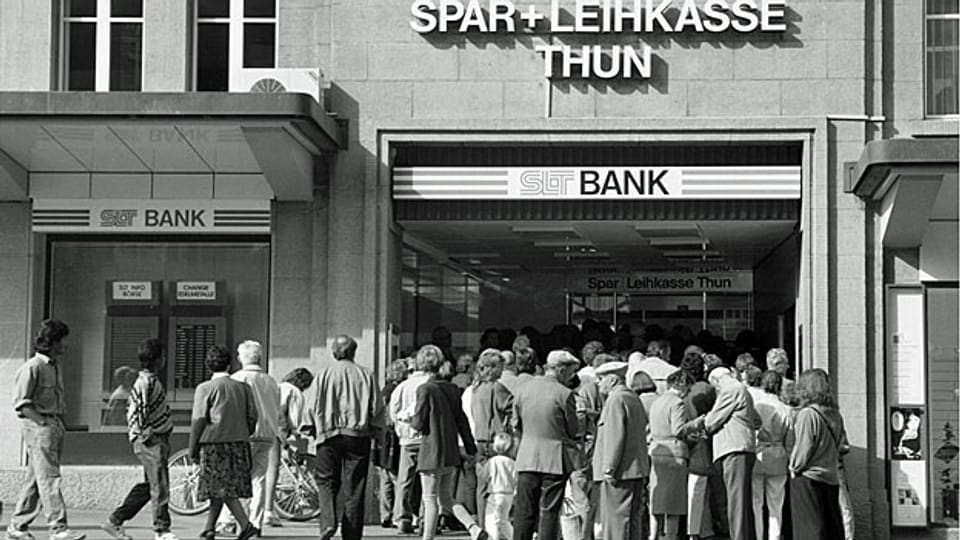 Massenauflauf vor der Spar- und Leihkasse Thun am 10. September 1991, bevor sie wegen Überschuldung im Oktober geschlossen wurde.
