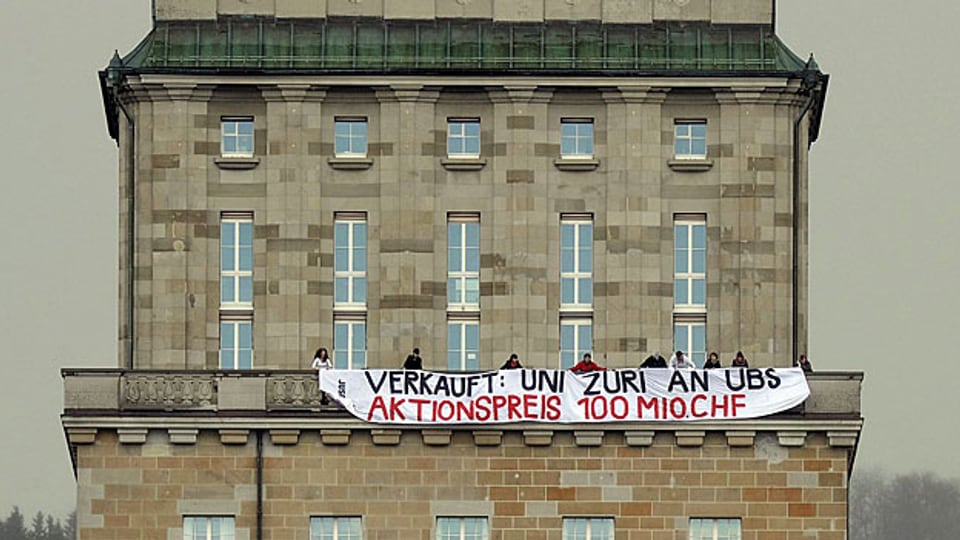 Protest von Juso-Mitgliedern gegen das Engagement der UBS am Institut für Volkswirtschaftslehre der Uni Zürich.
