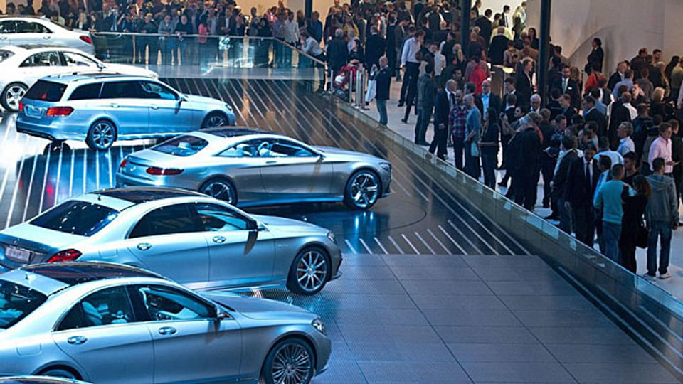 Privater Konsum als wichtigste Stütze des Wirtschaftswachstums - an der Automesse in Frankfurt stossen die neuen Mercedes-Modelle auf grosses Interesse.