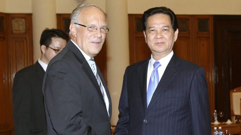 Schweizer Bundesrat Johann Schneider-Ammann (links) und  der vietnamesische Premierminister Nguyen Tan Dung vor ihren Gesprächen in Hanoi, Vietnam, am 24. Oktober 2013.