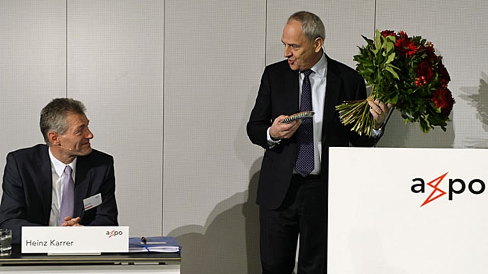 Axpo-CEO Heinz Karrer (links) erhält von Präsident Lombardini Blumen - zum Abschied. Es war die letzte Bilanz-Medienkonferenz für Karrer.
