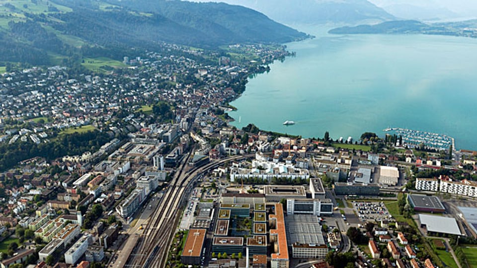Zug ist wegen seiner tiefen Steuern ein begehrter Wohnsitz . In der Schweiz sind die Steuern für Gutverdienende gesunken -  trotz schlechter finanzieller Lage vieler Kantone.