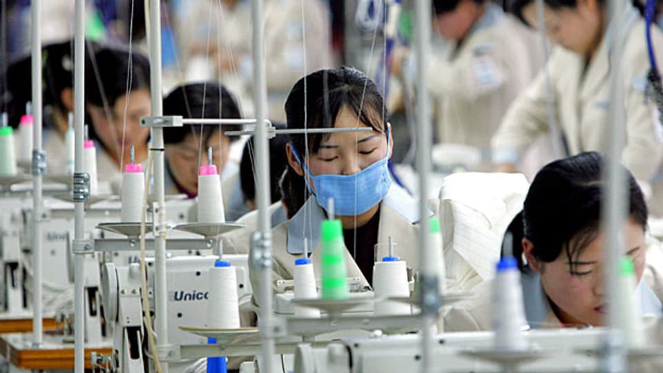 Näherinnen in einer Textilfabrik in Kaesong, einem interkoreanischen Industrieparkl.