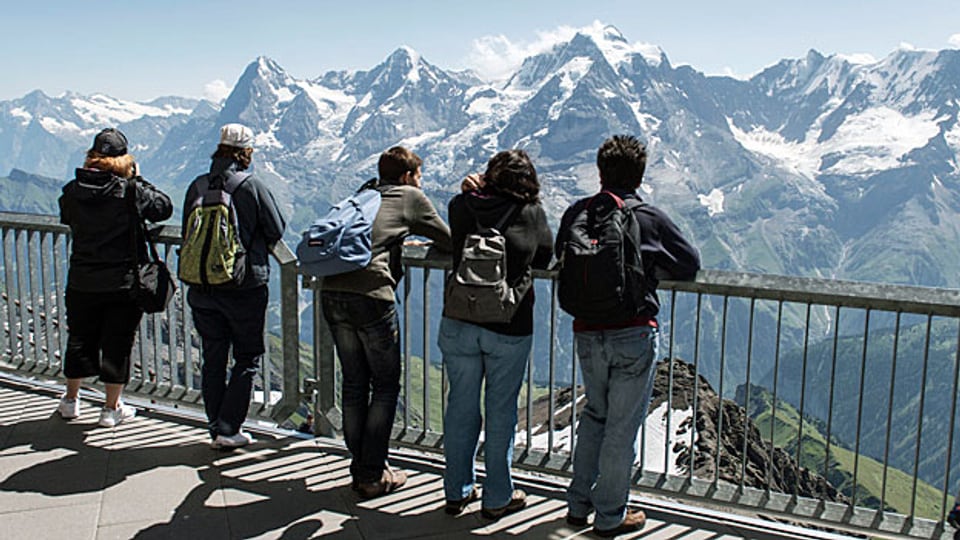 Im vergangenen Jahr haben Schweizerinnen und Schweizer wieder vermehrt ihre Ferien im eigenen Land verbracht: Fast 16 Millionen Übernachtungen haben sie gebucht. Es kamen auch wieder deutlich mehr ausländische TouristInnen in die Schweiz.