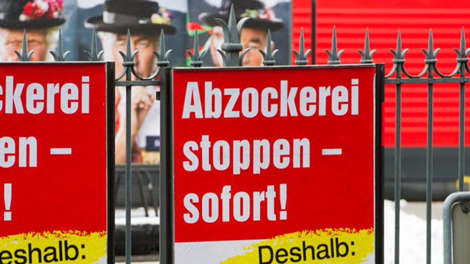 Ein Plakat zur Abzocker-Initiative am Strassenrand, am Mittwoch, 6. Februar 2013 in Luzern.