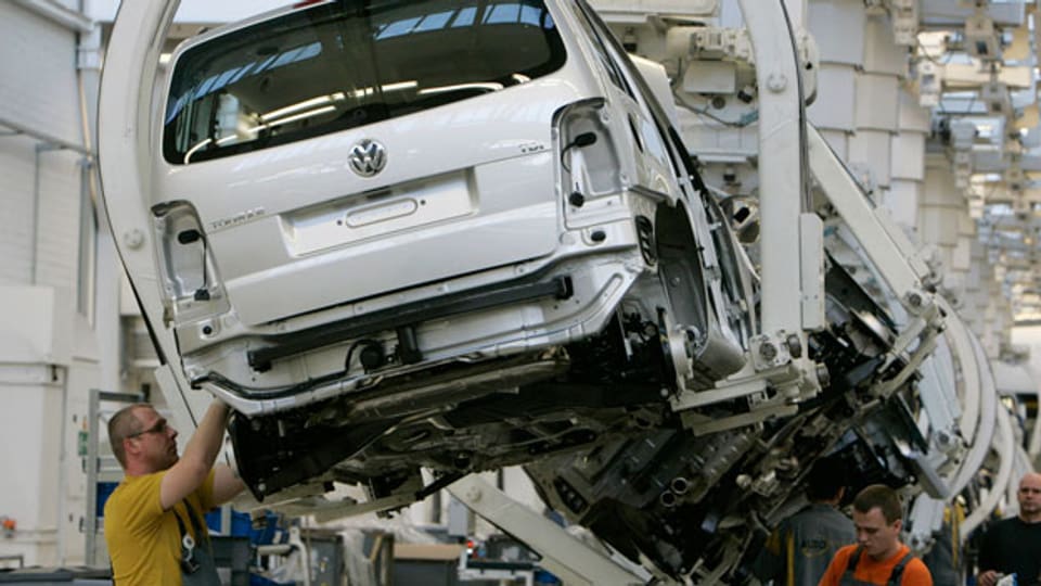 Fast in jedem Auto befinden sich Zulieferteile aus der ganzen Schweiz. Bild: Produktion im Volkswagen-Werk in Wolfsburg.