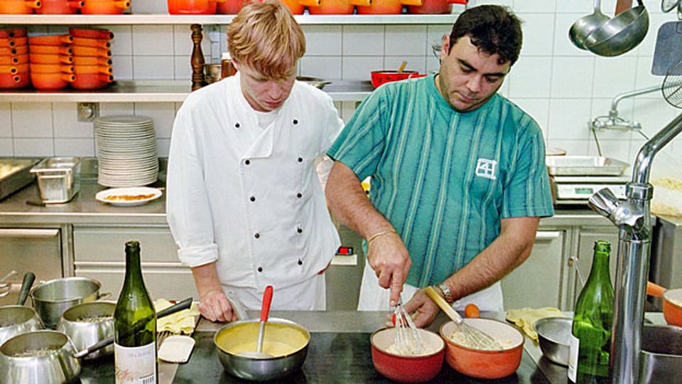 Vor zehn Jahren haben Arbeitnehmende in der Gastronomie von den Gewerkschaftsforderungen um einen Mindestlohn profitiert. Wie steht es diesmal?