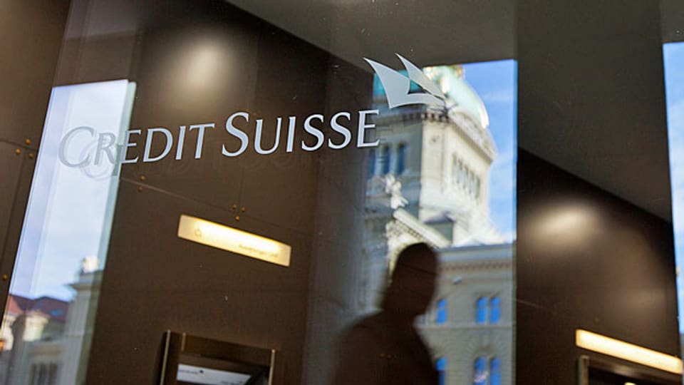 Waren Schweizerinnen und Schweizer im vergangenen Jahr der CS gegenüber noch, haben sie nun offenbar vermehrt Geld von andern Banken zur Credit Suisse verschoben.