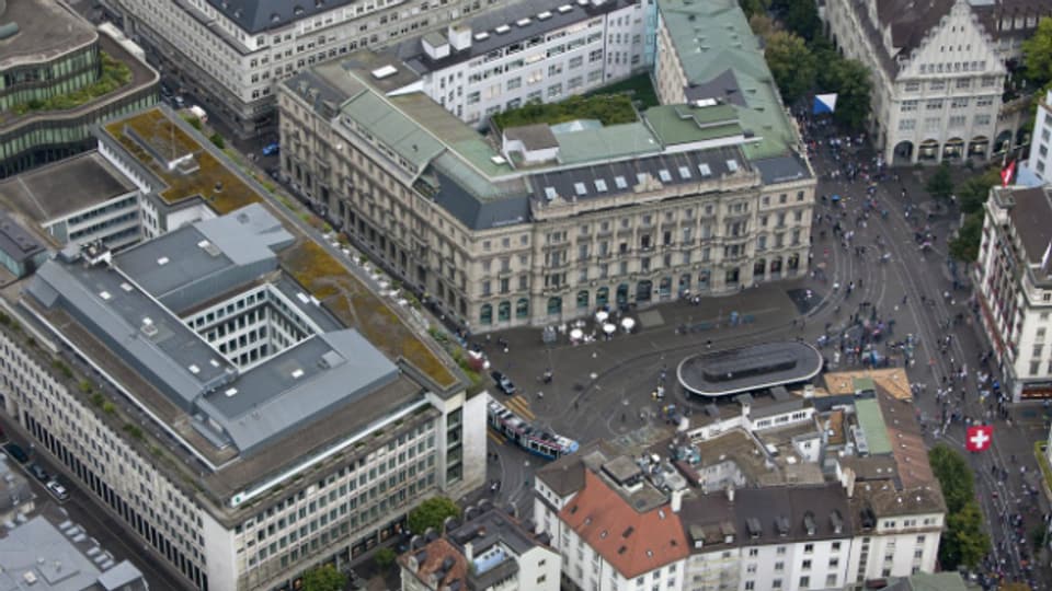 Sicht von oben auf den Paradeplatz in Zürich mit den Grossbanken UBS und CS.