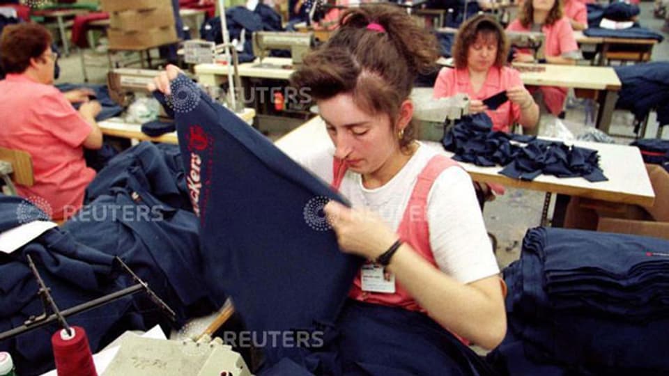 Portugiesische Arbeiterin in einer Kleiderfabrik in Maia.