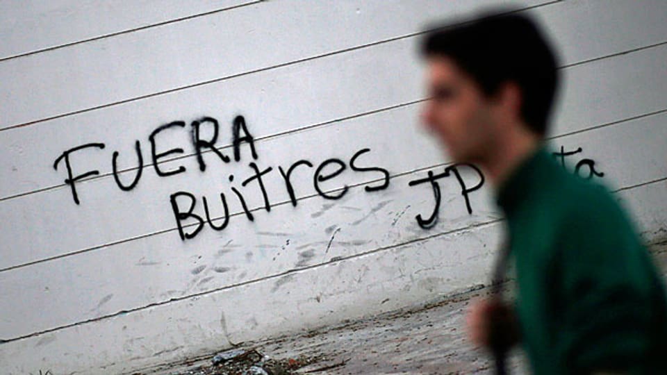 Auf einer Mauer in der argentinischen Hauptstadt Bueonos Aires steht «Geier raus!»