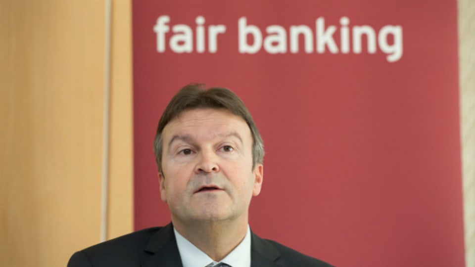Der ehemalige Bank Coop CEO Andreas Waespi vor dem Firmen-Motto.