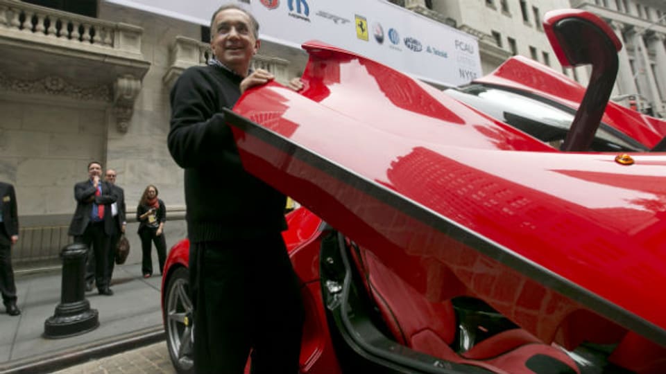 Türe zu - Börsengang los: Fiat-Chef Marchionne mit Ferrari an der Wall Street in New York.