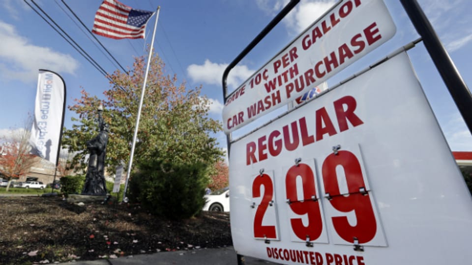 Der Benzinpreis in den USA ist unter die magische Grenze von drei Dollar gefallen.