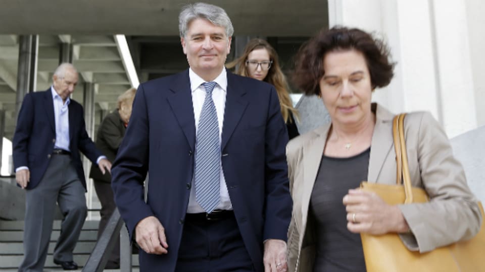 Ex-UBS-Topmanager Raoul Weil verlässt das Gericht mit seiner Frau.