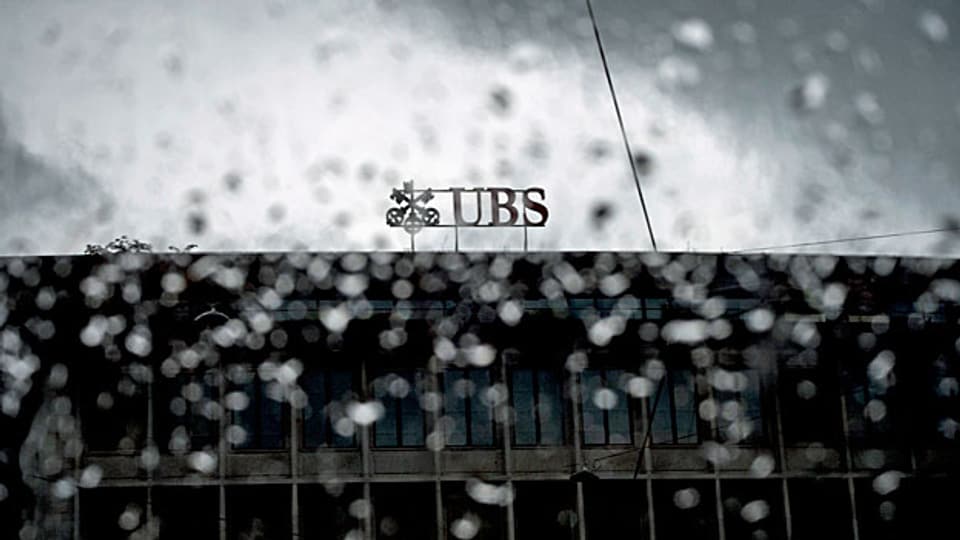 Die Vorwürfe an die UBS sind happig: Devisenhändler in Zürich-Opfikon hätten über längere Zeit versucht, Devisenkurse zu manipulieren. Die internen Kontrollen der Bank hätten erneut versagt.