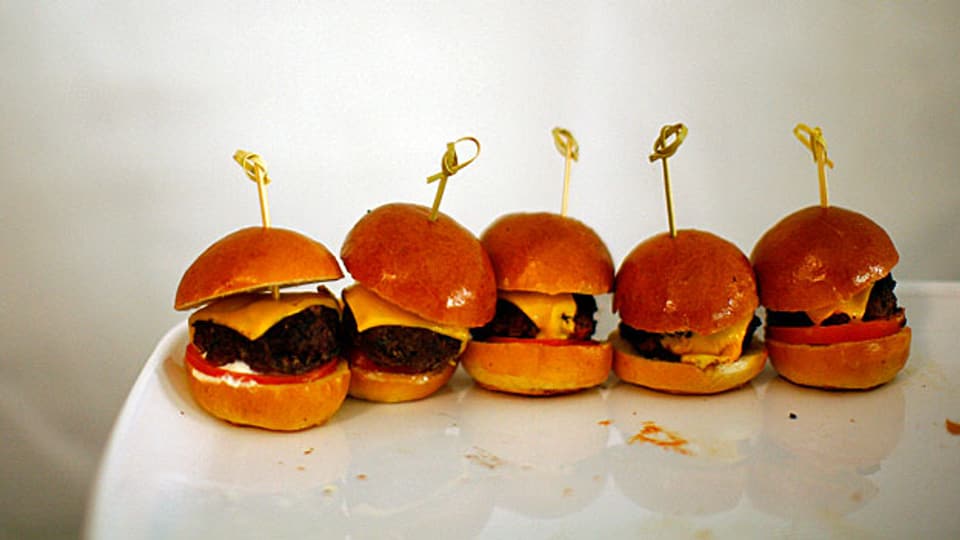 Die Zahl der 19- bis  bis 21-Jährigen, die mindestens einmal im Monat bei einer Burger-Kette essen gehen, ist seit 2011 um 13 Prozent gesunken.