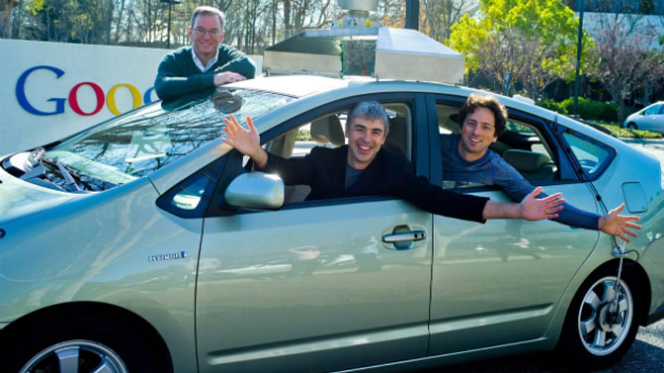 Automatisches Fahren: Google CEO Larry Page und Co-founder Sergey Brin sitzen in einem Toyota Prius (Im Januar 2011).