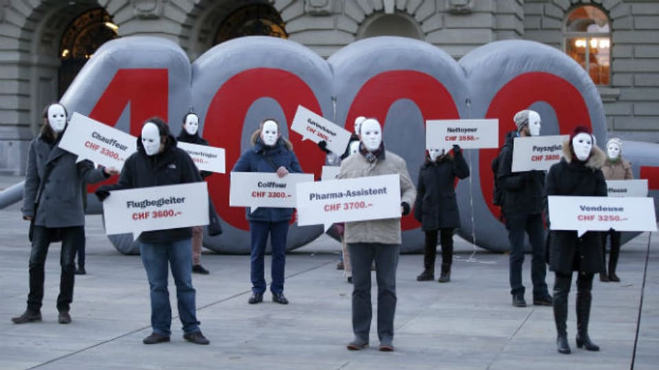 Demonstration für einen Mindestlohn von 4000 Franken vor dem Bundeshaus am 27. November 2013.