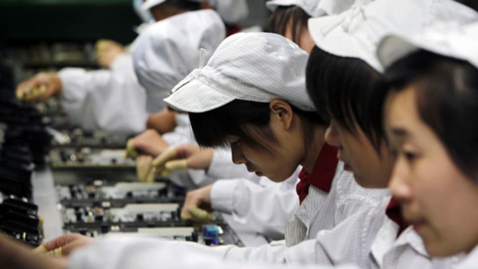 Arbeiterinnen in einer Fabrik in Chinas Metropole Shenzhen