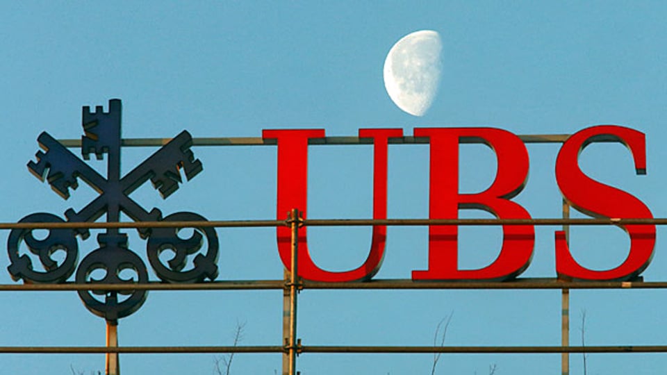 Abnehmend der Mond über der UBS-Niederlassung in Zürich - zunehmend die Sorge der UBS wegen steigender Negativzinsen.