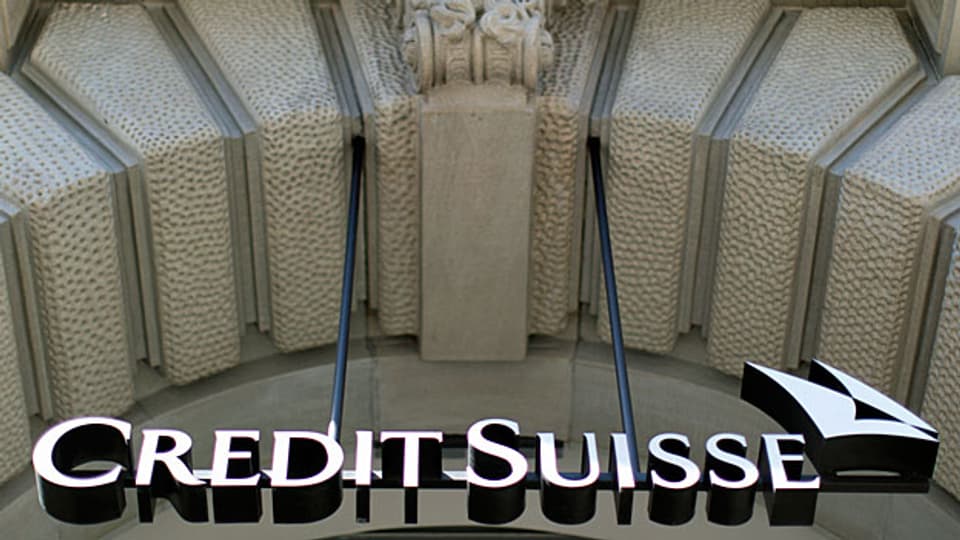 Den Angstellten den Lohn kürzen, dafür den Aktionären Dividenden zahlen. Credit Suisse sagt dazu: das Gleichgewicht wahren.