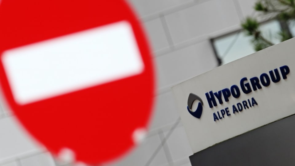 Die Behörden schieben der Zins- und Schuldentilgung für die «Hypo Alpe Adria» vorläufig den Riegel.